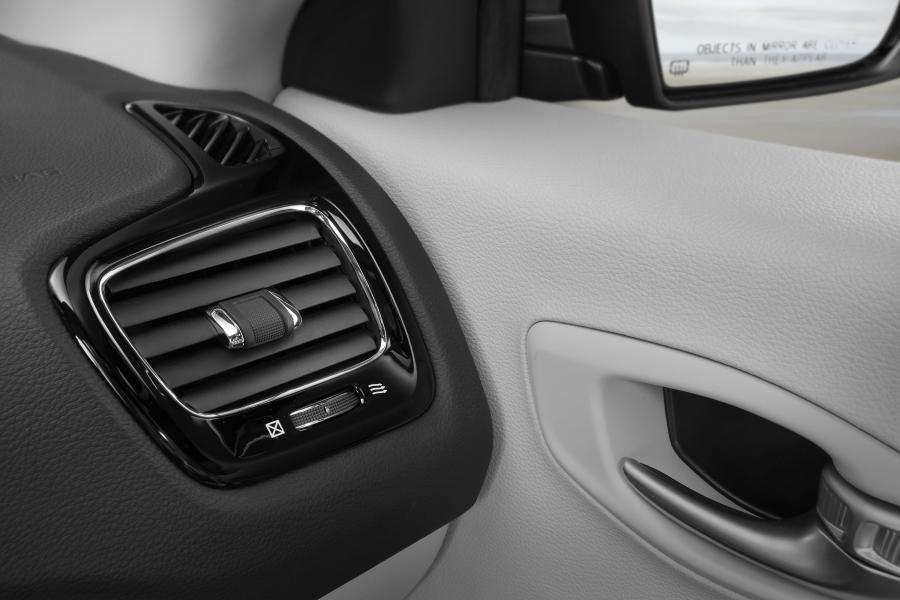 Детали интерьера Jeep Compass Limited 2017 года  (NA) (фото 45 из 62)
